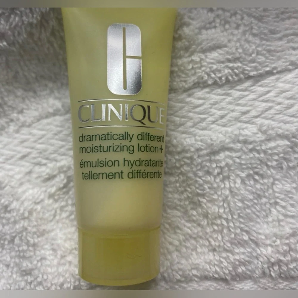 Clinique Dramatically Different Moisturizing Lotion - Yellow